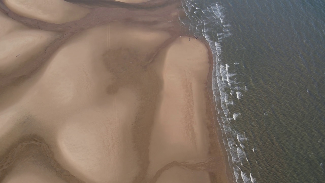 海滩和大海的高空垂直航拍照片视频素材