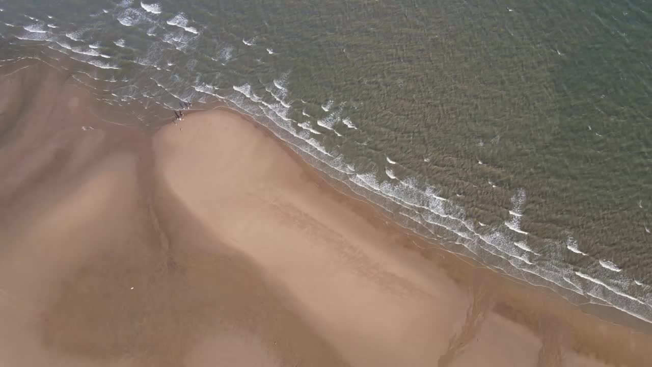 蓝天、大海和海滩的航拍视频视频素材