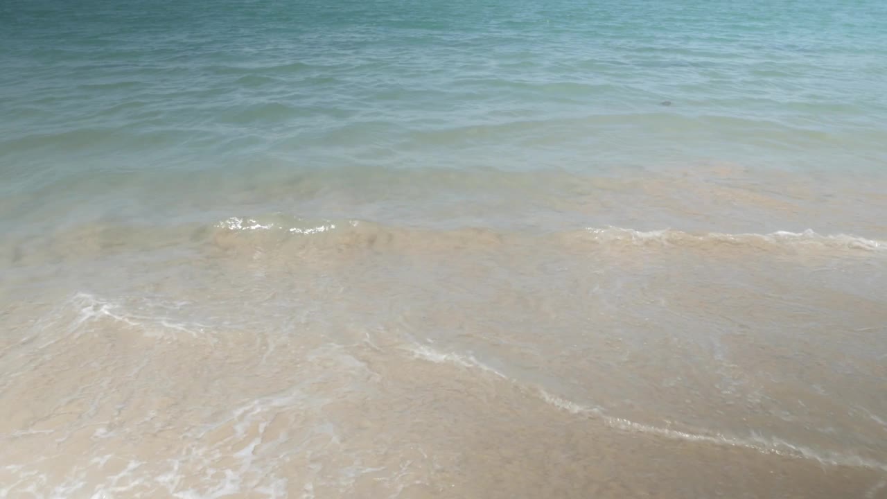 碧绿的海水波打白沙平坦的海滩自然景观海为度假度假夏天的背景视频素材