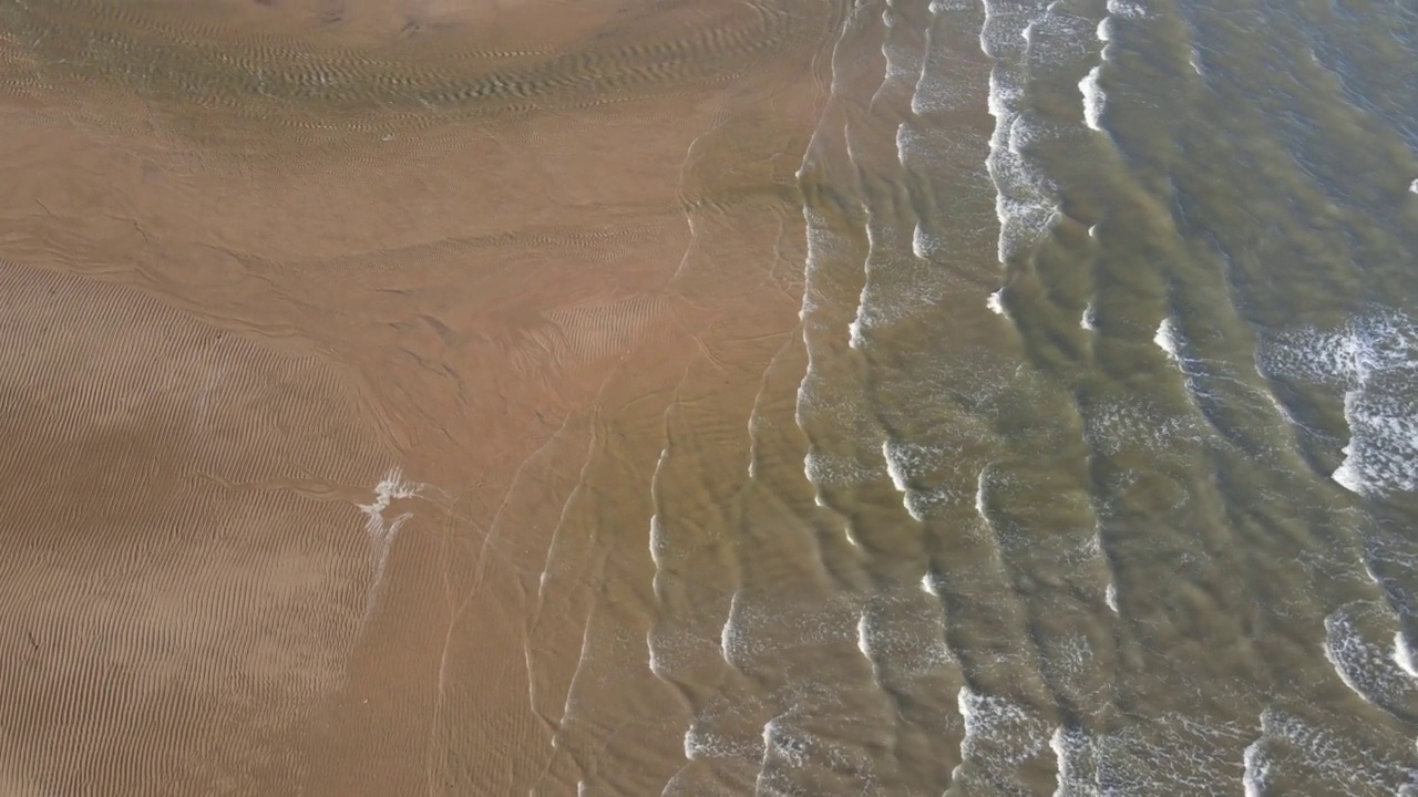 沿着海岸线的海浪和海滩视频素材