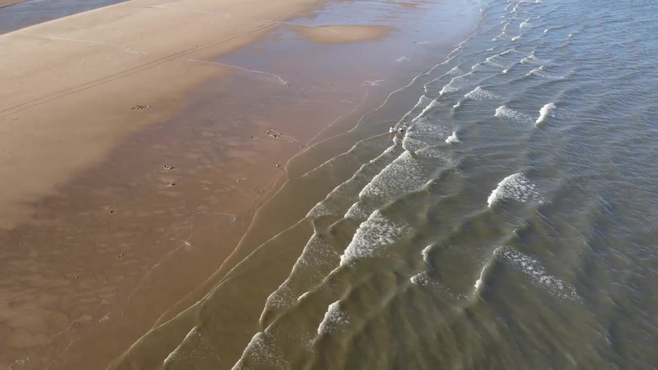 海岸边沙滩和海浪的AV航拍照片视频素材