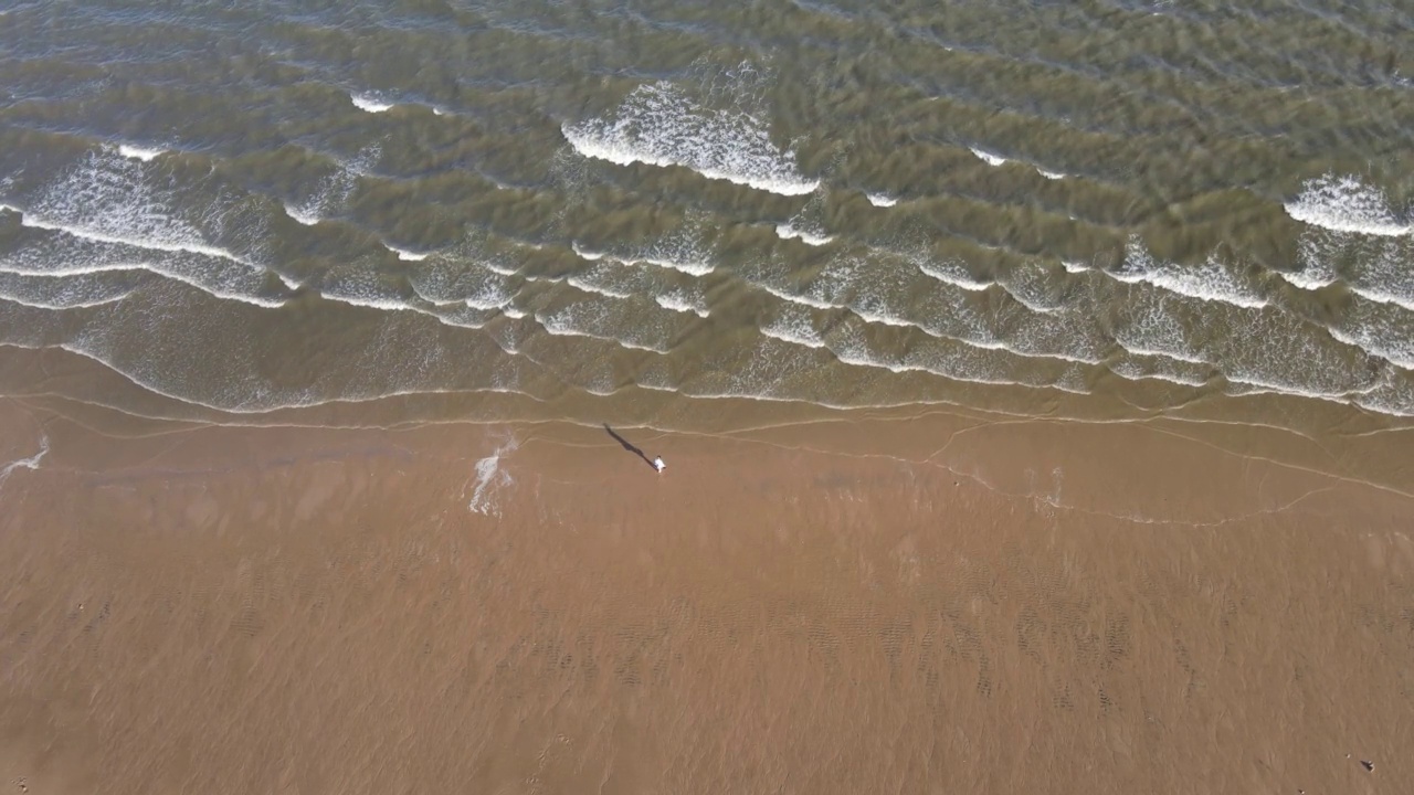 海岸边沙滩和海浪的AV航拍照片视频素材