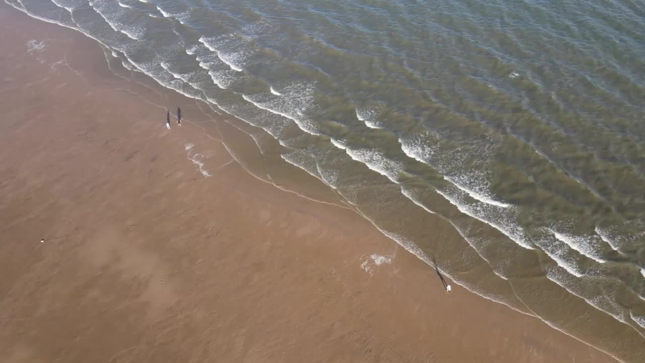 沿着海岸线的海滩和海水的航拍照片视频素材