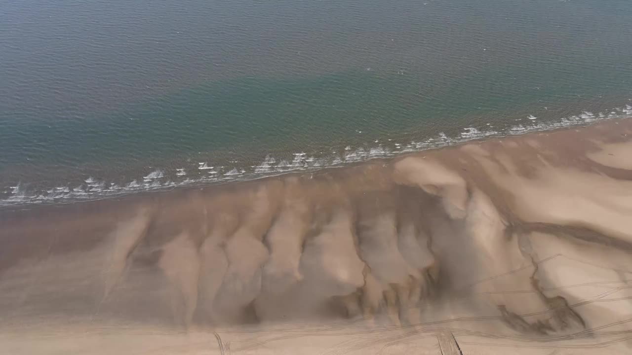 沿着海岸线的海滩和海水的航拍照片视频素材