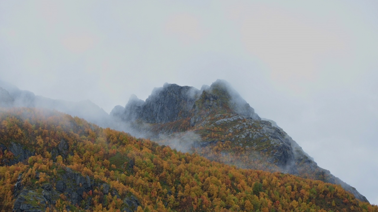 挪威Senja岛，多云天空下的山景视频素材