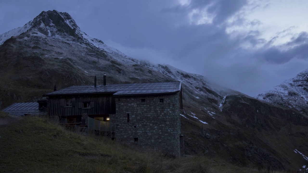 山间小屋，瑞士阿尔卑斯山，延时镜头视频素材