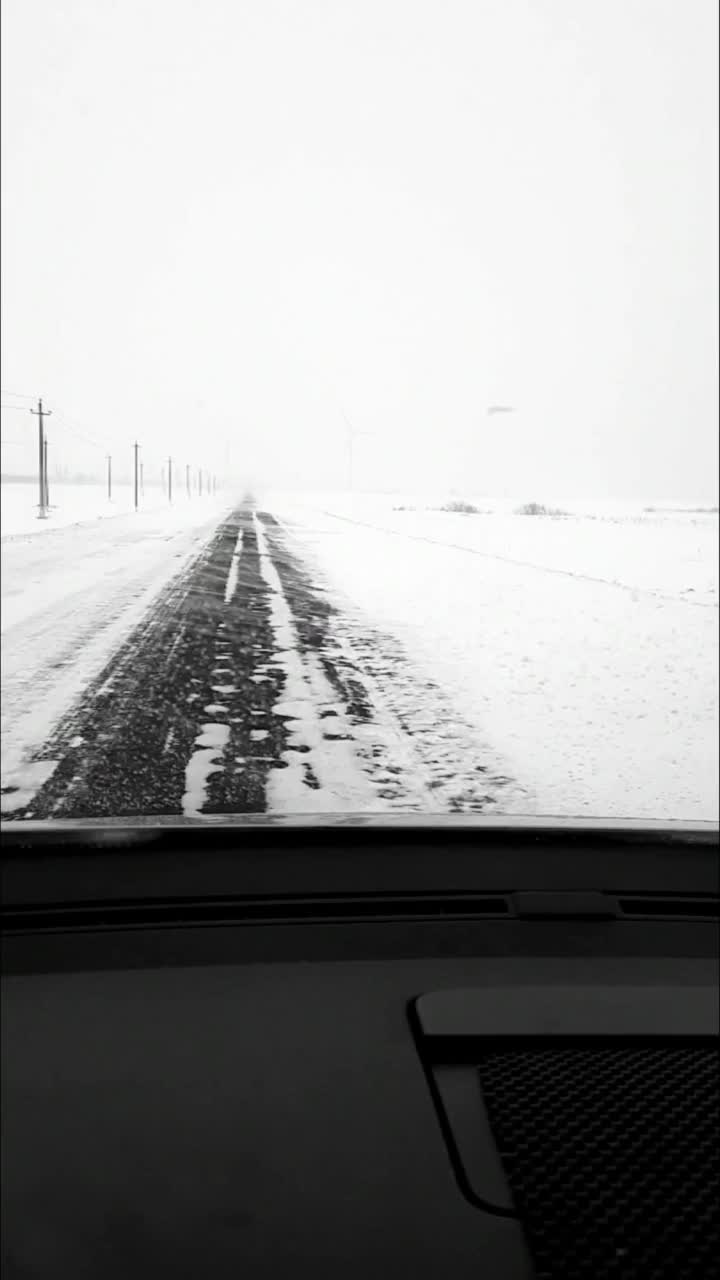 雪路，暴风雪阴天，雪堆，暴风雪，暴风雪视频素材