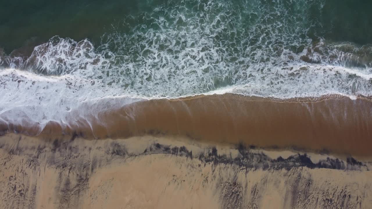 航拍翠绿的大海和大泡沫的海浪。印度洋。斯里兰卡视频素材