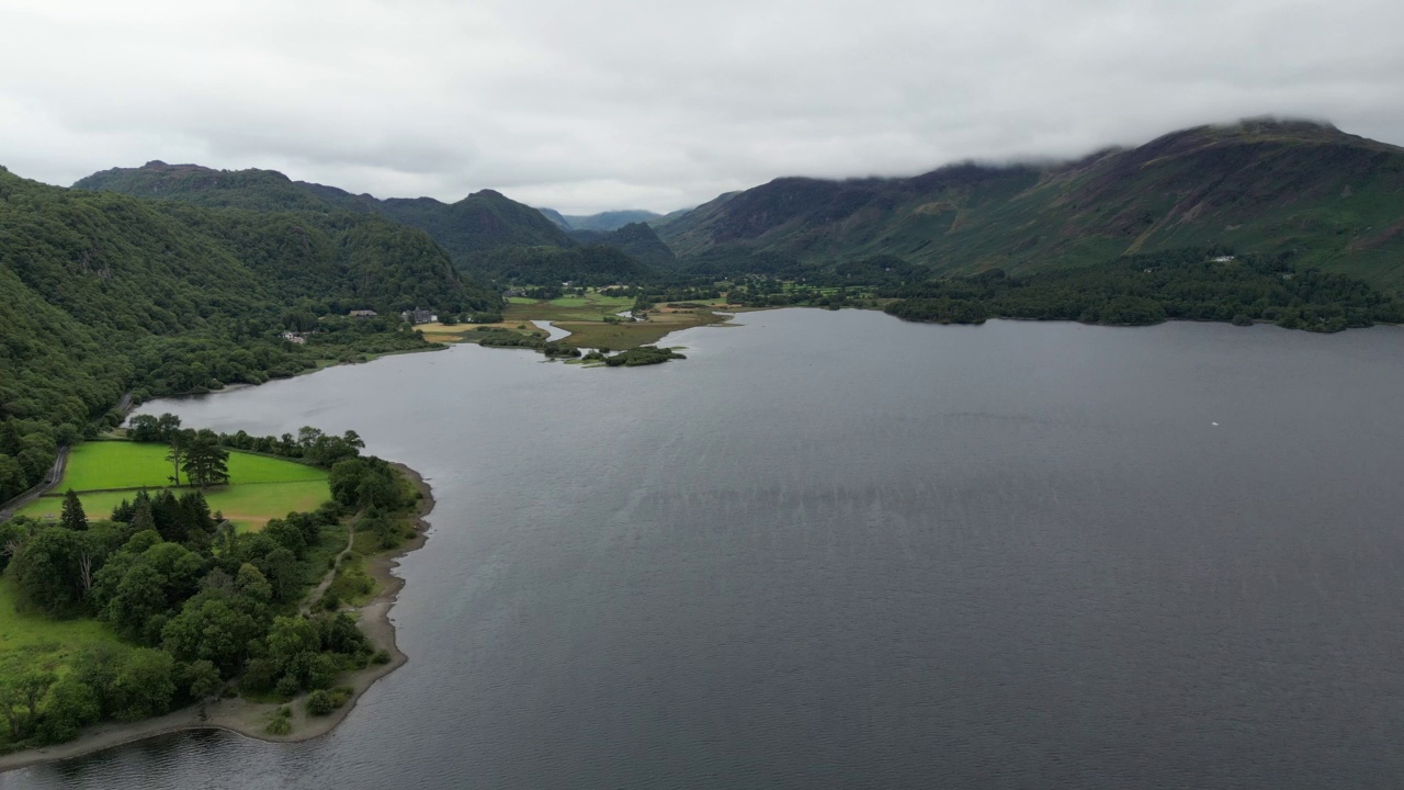 英国坎布里亚郡湖区，德温特沃特湖向凯特贝尔的航拍镜头视频素材