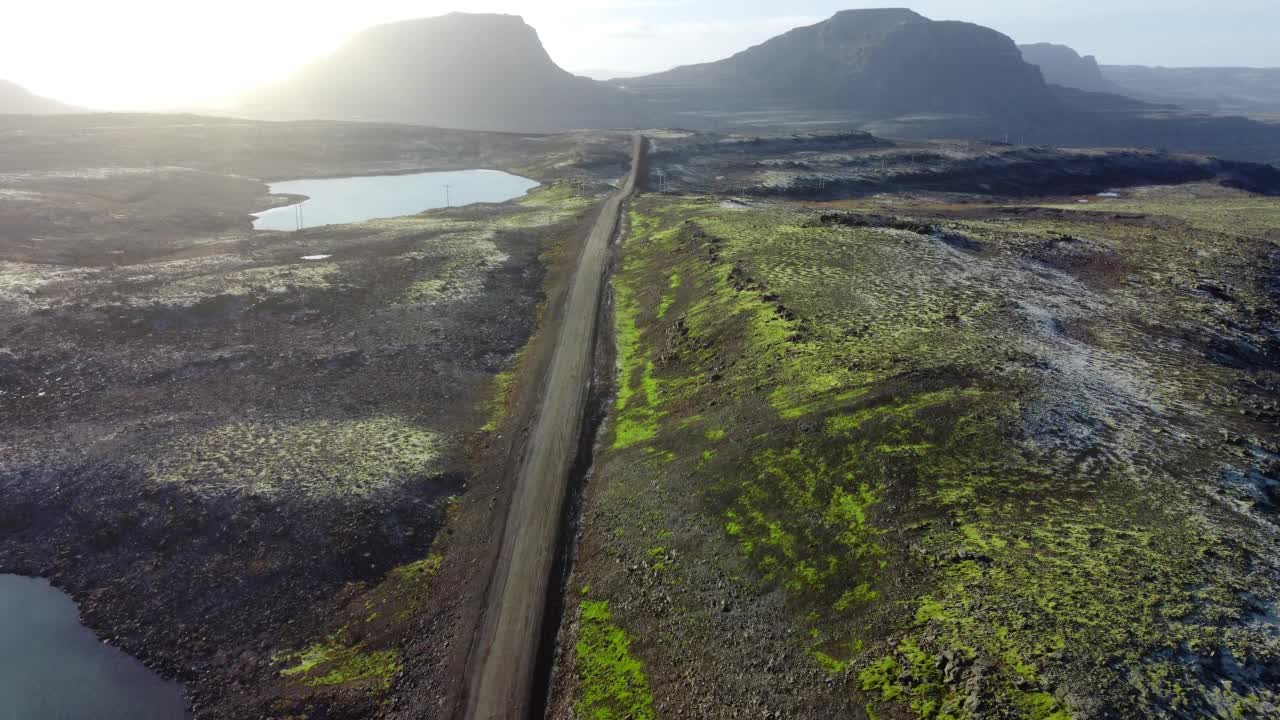 冰岛的道路景观，美丽的火山自然在阳光明媚的天气，旅行目的地砾石f路视频素材