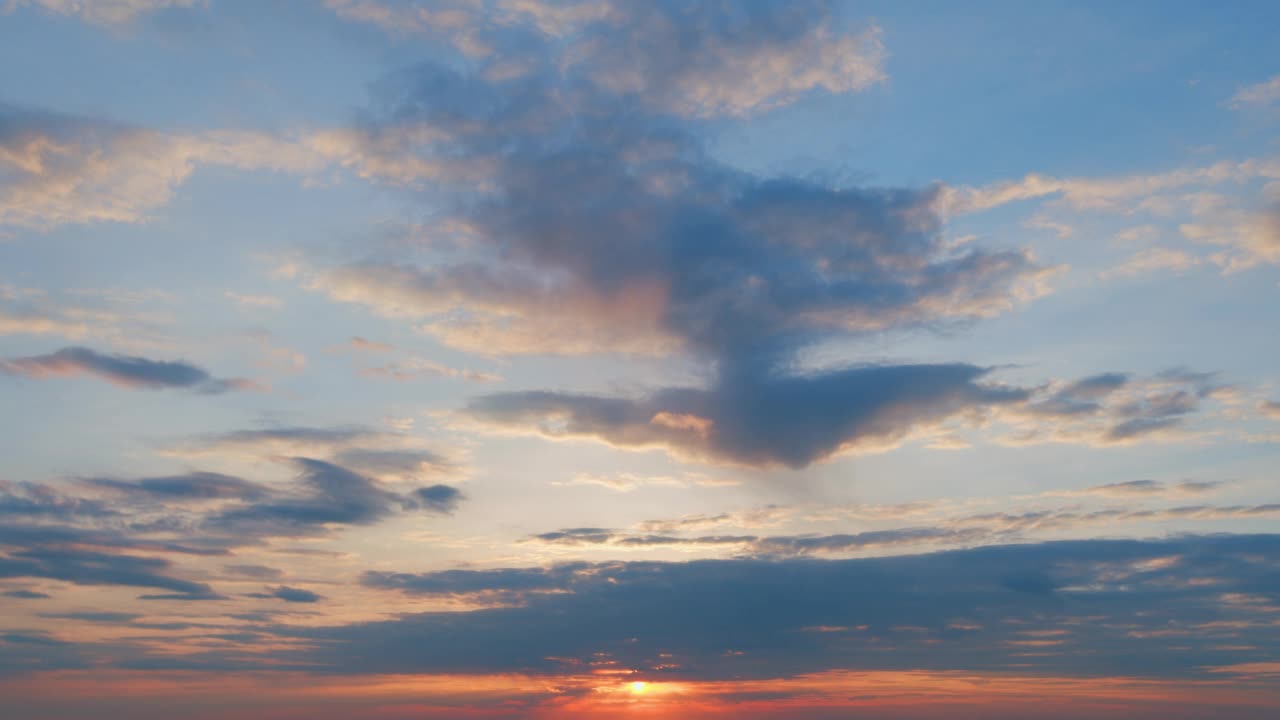 风景如画的日落,全景。云中的日落。傍晚夏天日落，云彩被太阳照亮。时间流逝。视频素材