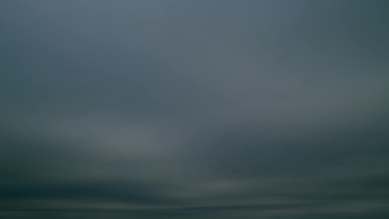 大雷雨云在呼啸。黑色的暴风雨云。时间流逝。视频素材