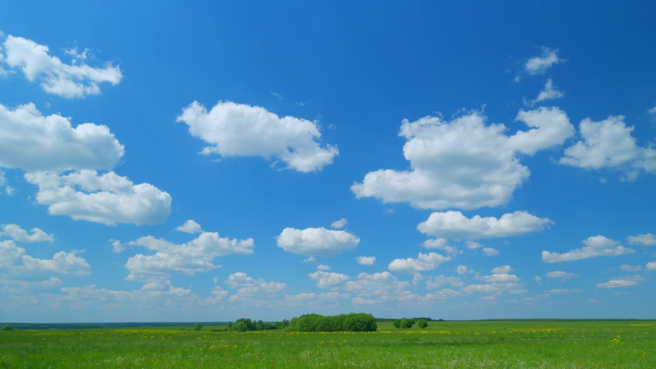 天空中流云的影子在乡村的绿色草地上流动。广角镜头。间隔拍摄。视频素材