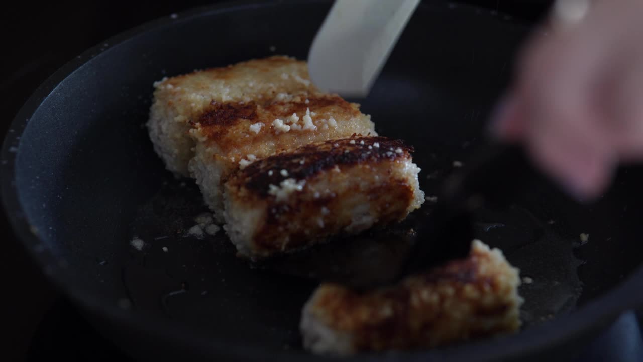 肉片在锅里煎。鸡排在黑色的煎锅里煎。视频素材