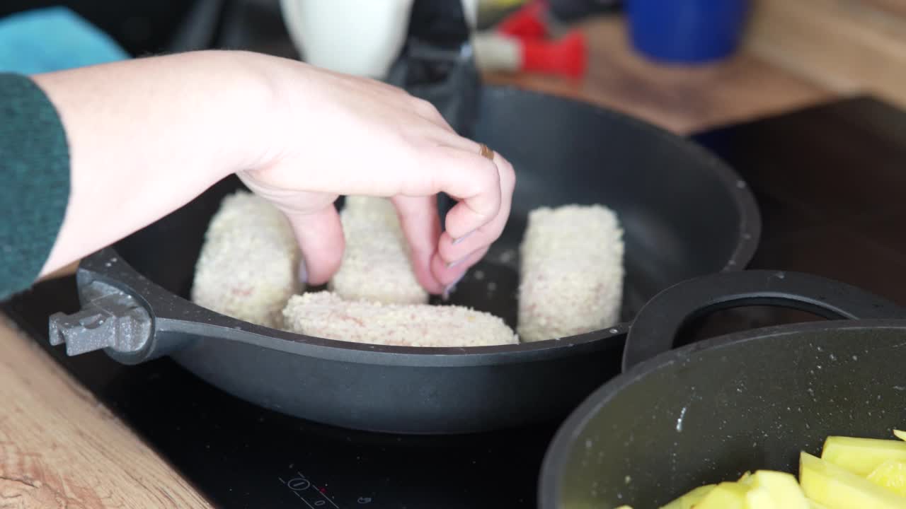 肉片在锅里煎。鸡排在黑色的煎锅里煎。视频素材