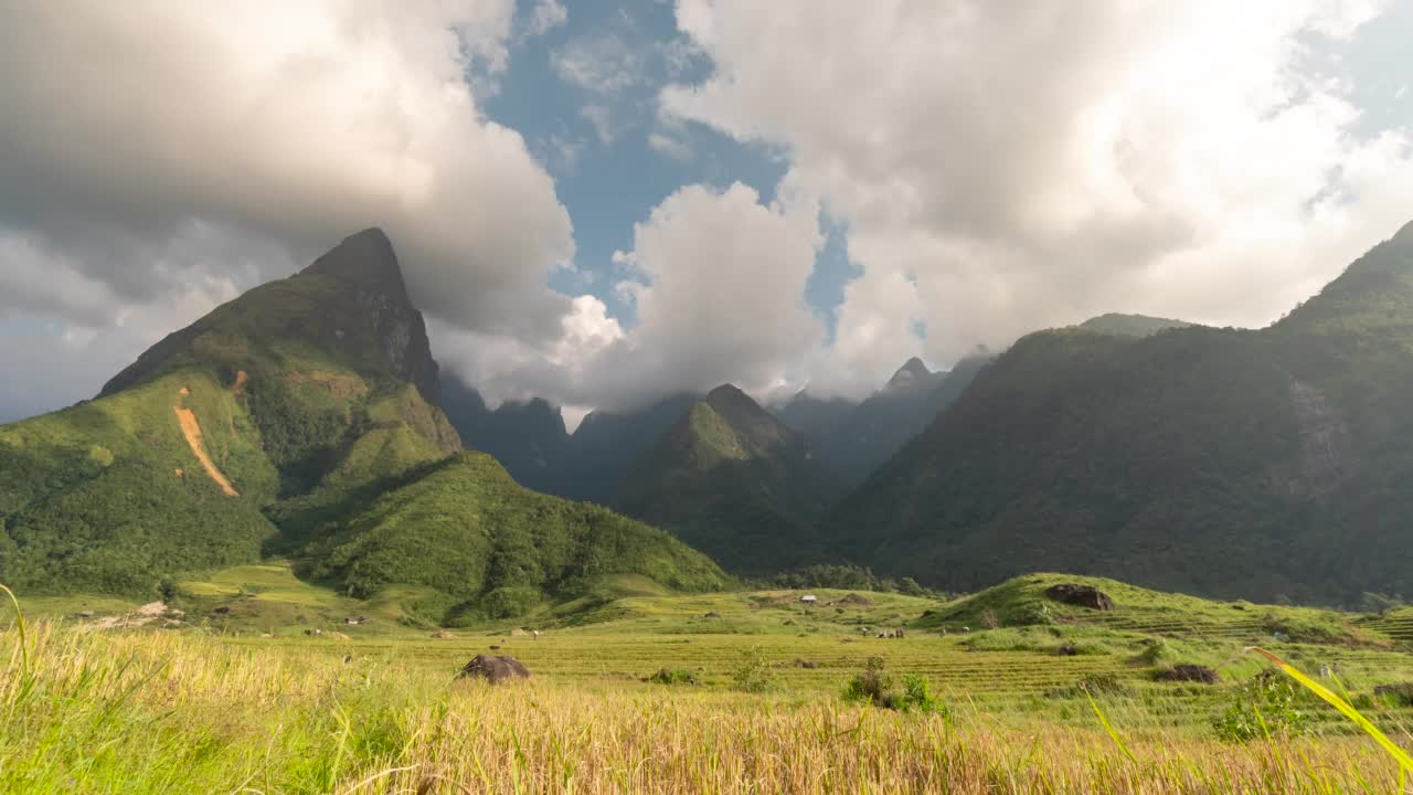 时光流逝美丽的风景，山，绿，田，草，草地，白云，蓝天，晴天。时间流逝雄伟的绿色风景大山丘陵云景山谷全景乡村自然景观视频素材