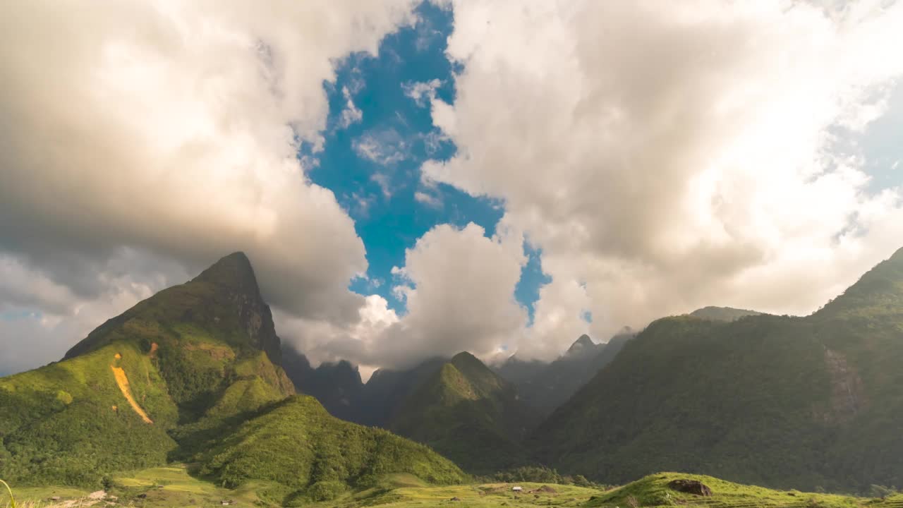 时光流逝美丽的风景，山，绿，田，草，草地，白云，蓝天，晴天。时间流逝雄伟的绿色风景大山丘陵云景山谷全景乡村自然景观视频素材