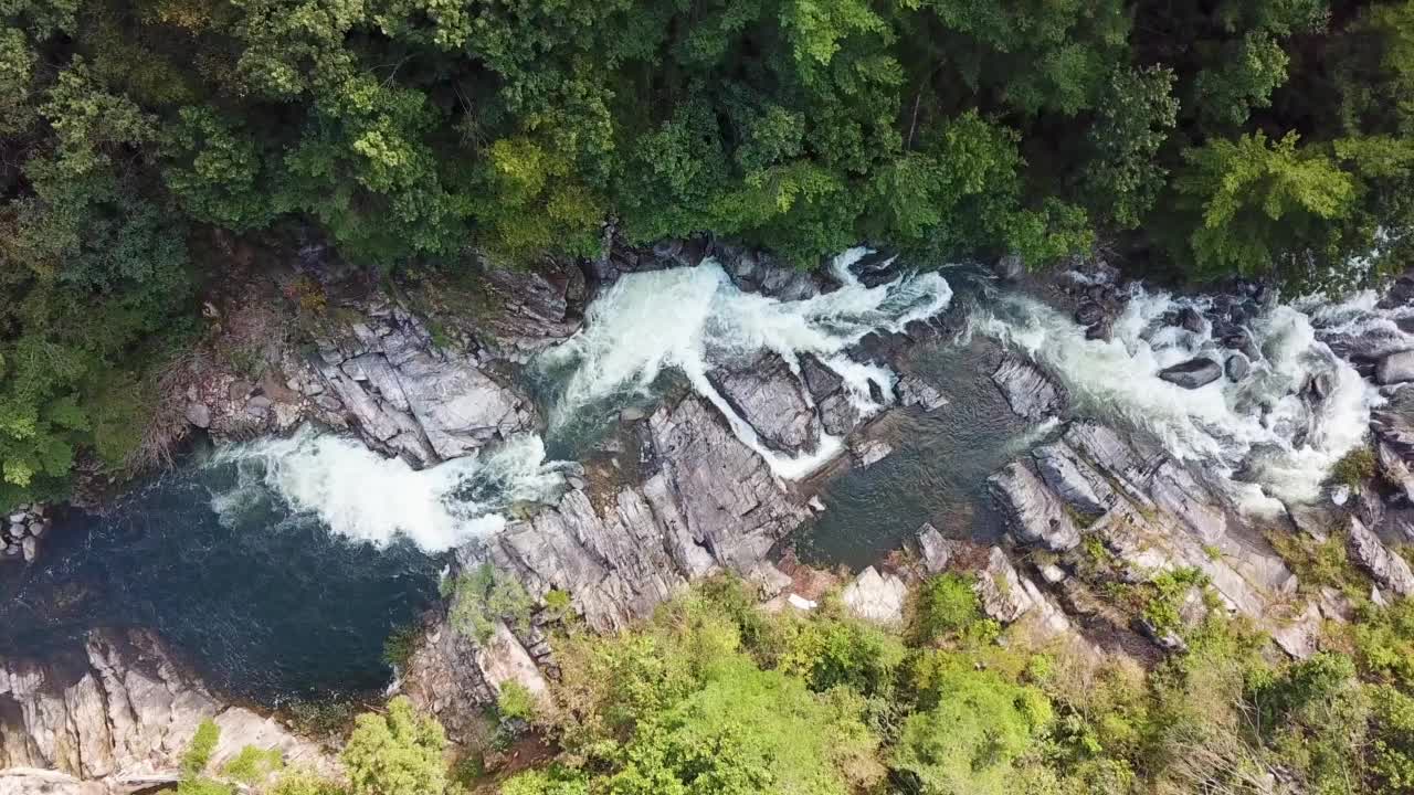 韩国江原道江陵市泗川郡的泗川川溪谷视频素材