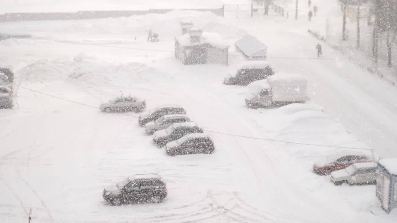 城市景观在大雪、暴风雪、暴风雪的街道上呈蓝色。视频素材