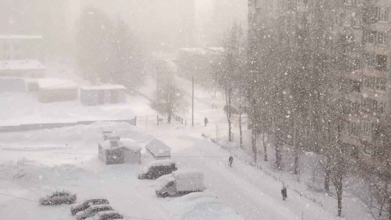 城市景观在大雪、暴风雪、暴风雪的街道上呈蓝色。视频素材