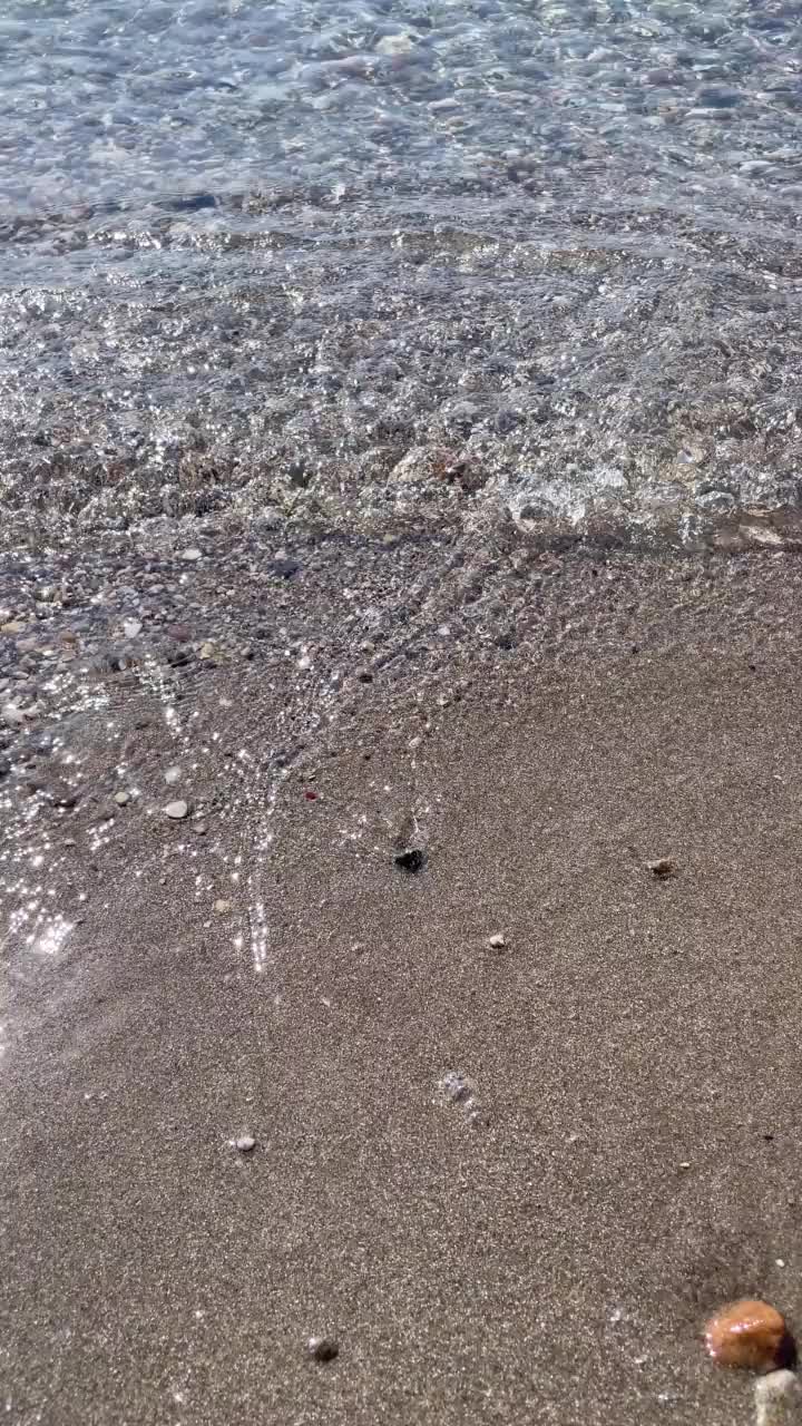 秋天，海边和沙滩与海岸的波浪视频素材