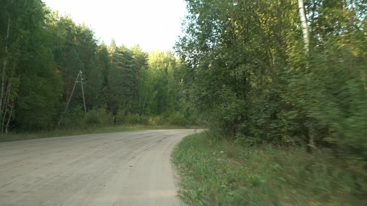 夏天，在森林和乡村的道路上，从汽车上看。视频素材