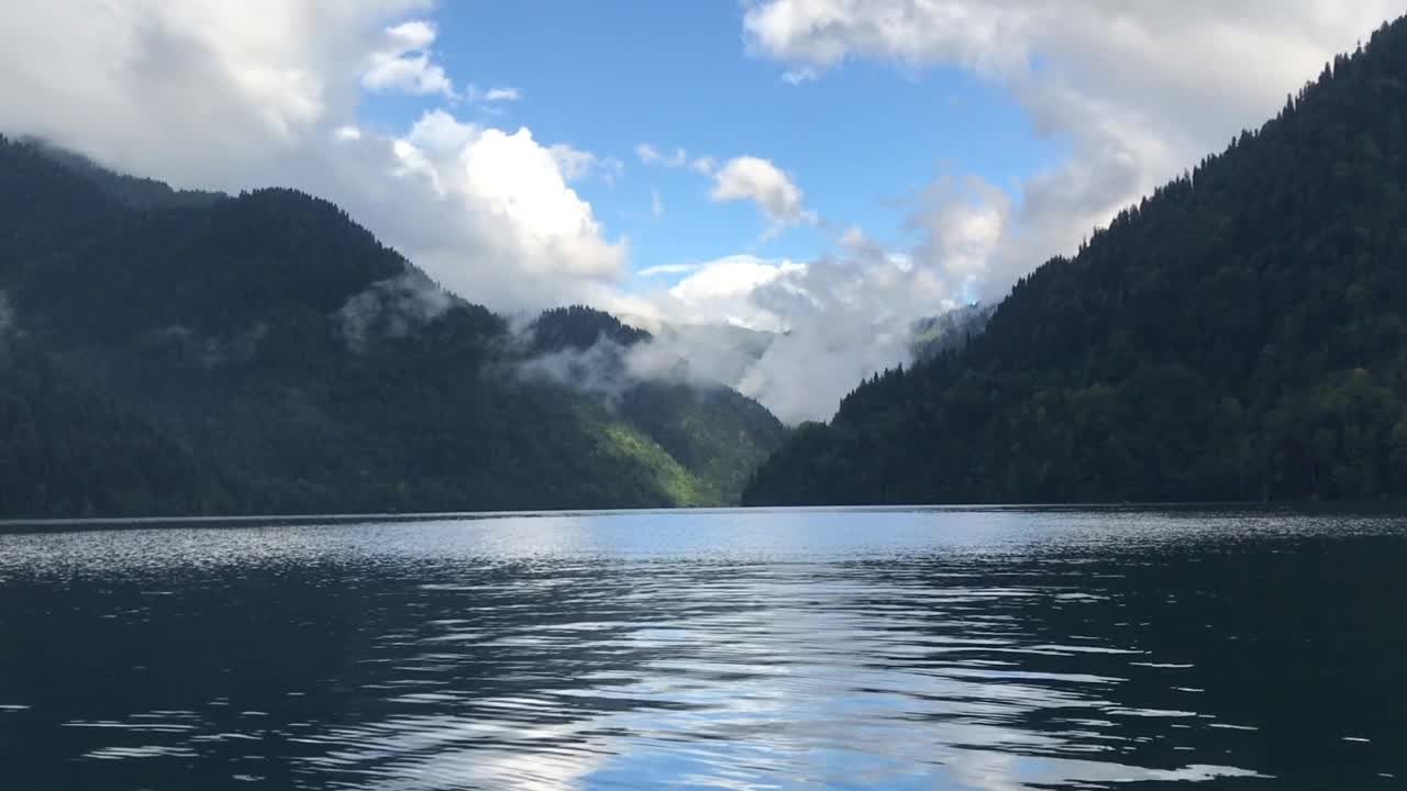 山上的湖视频素材