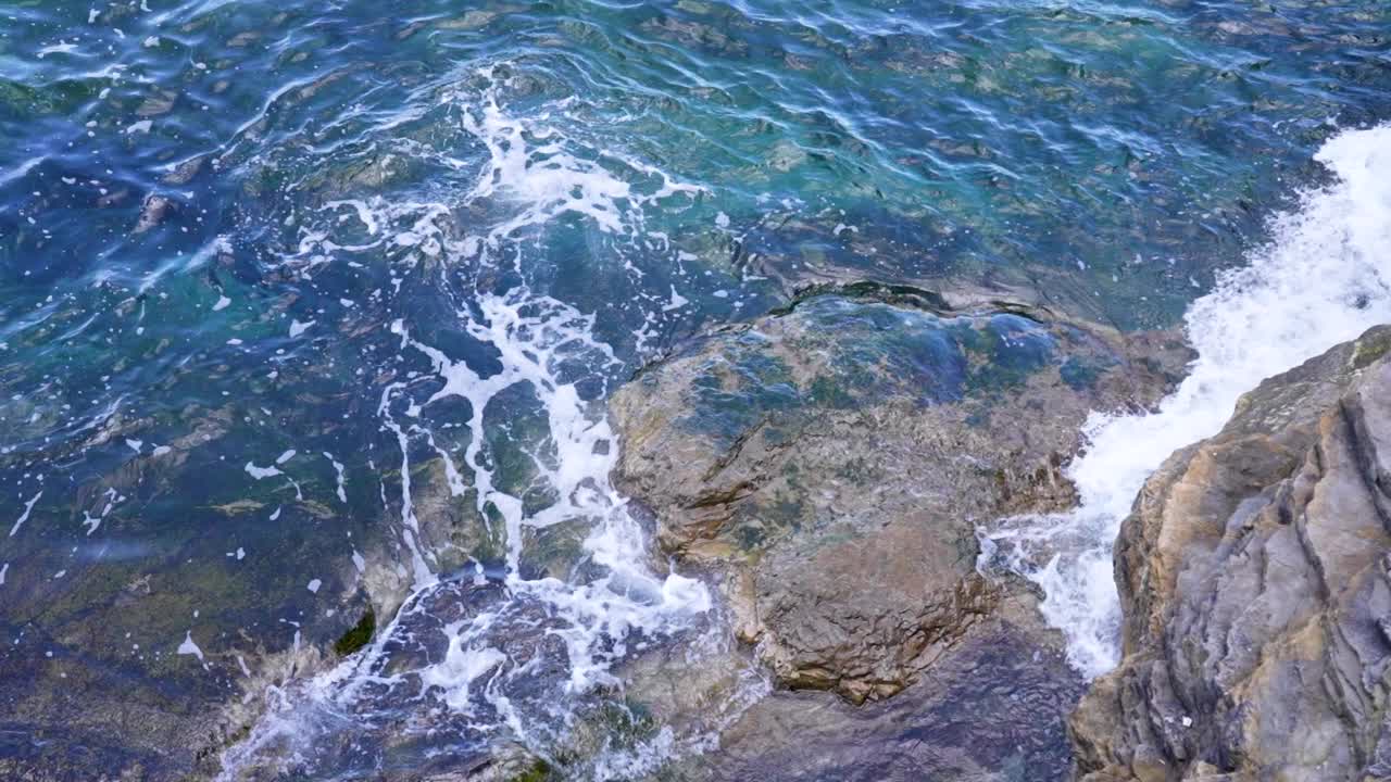 海浪拍打着悬崖的岩石。大洋湾的泡沫冲浪视频素材