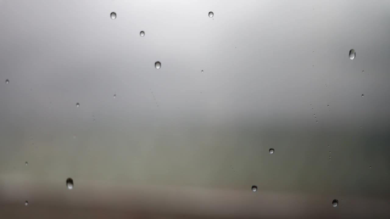 雨点落在窗户上，灰色天空的特写视频素材