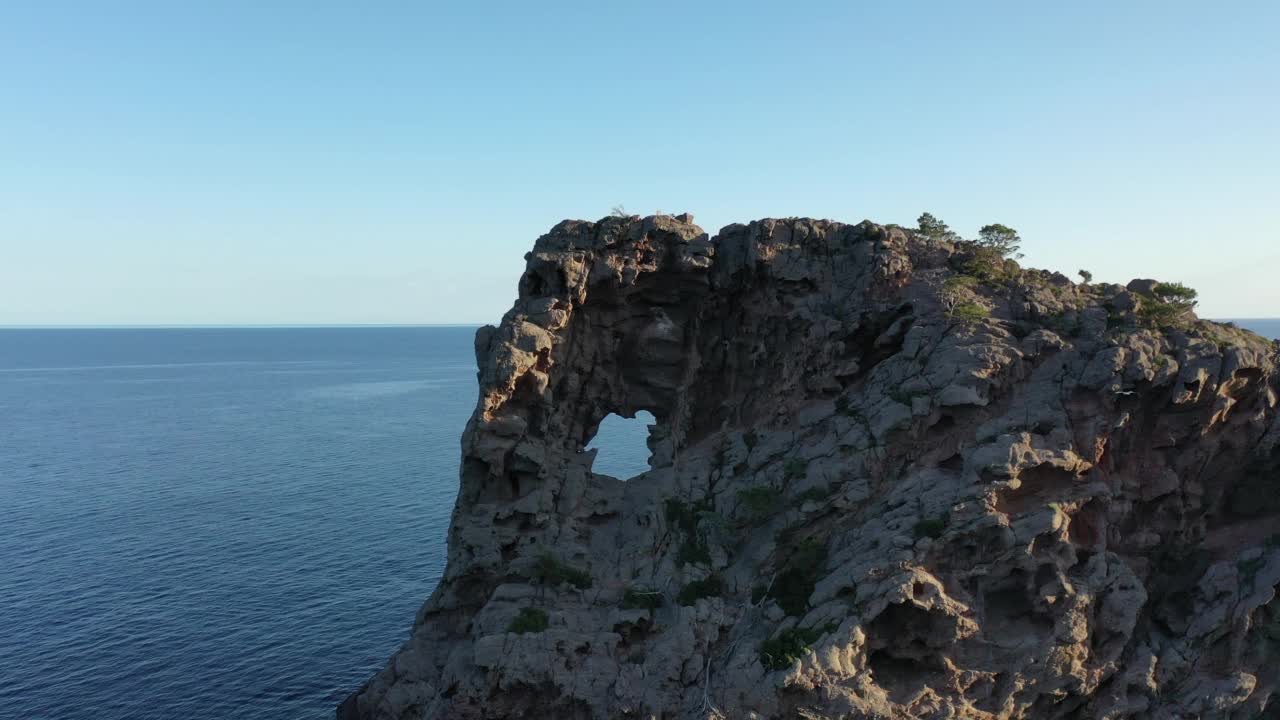 海面上的鸟瞰图接近山上的一个天然洞视频下载