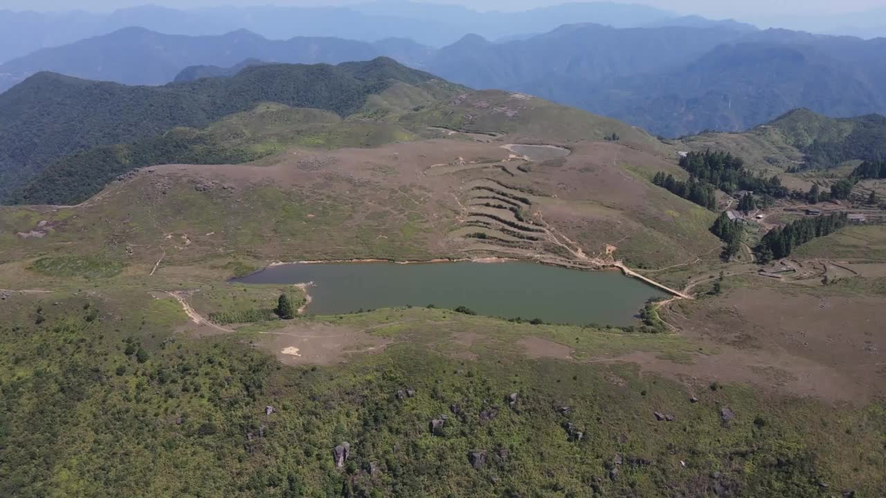 高寒草甸天然湖泊鸟瞰图视频素材