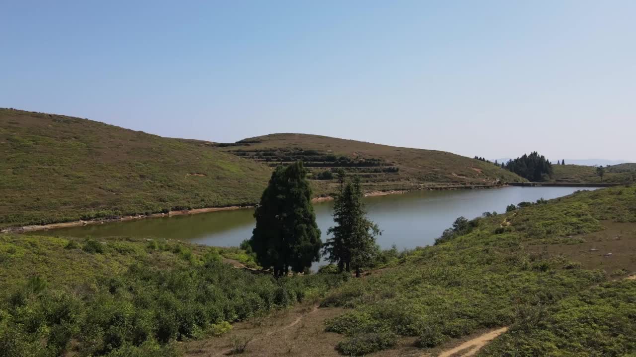 无人机穿越高山草甸上的天然湖泊视频素材