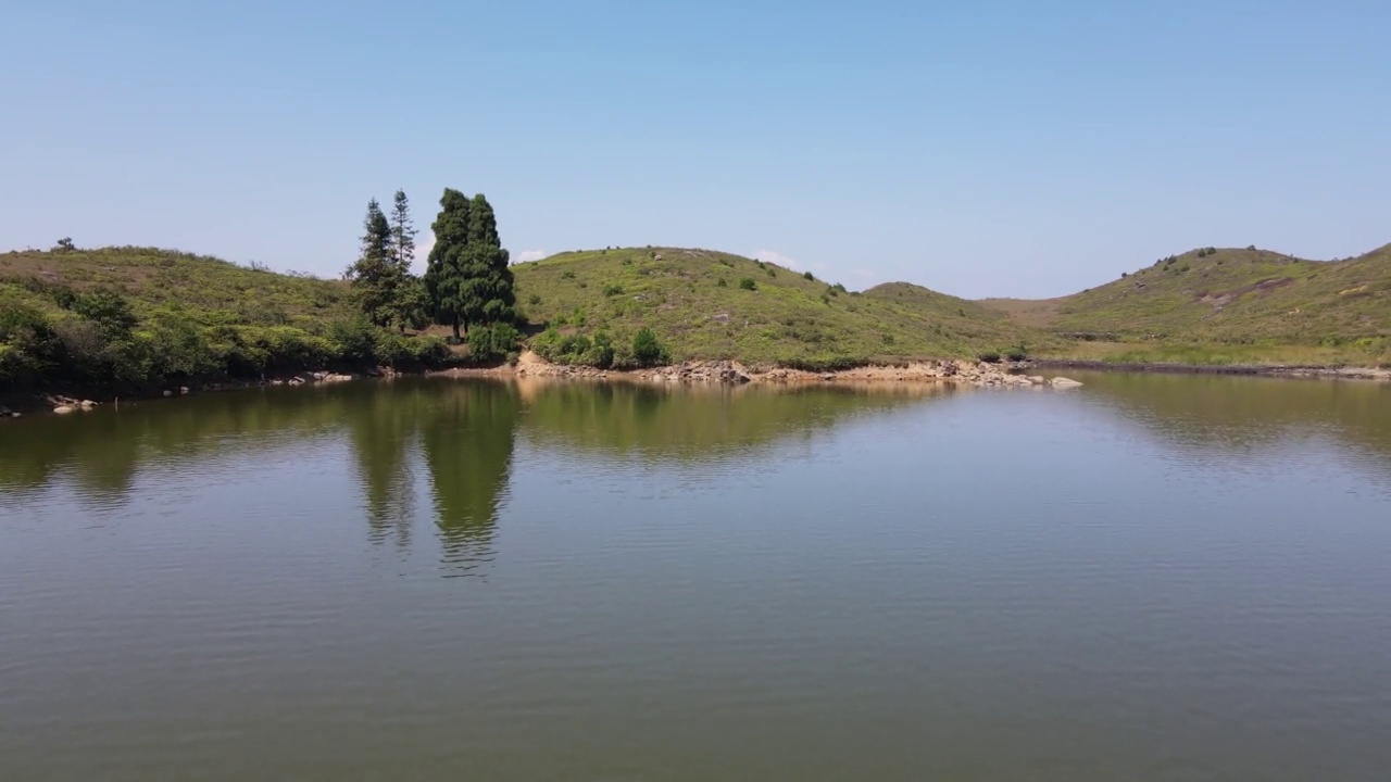 秋季高寒草甸湖面鸟瞰图视频素材