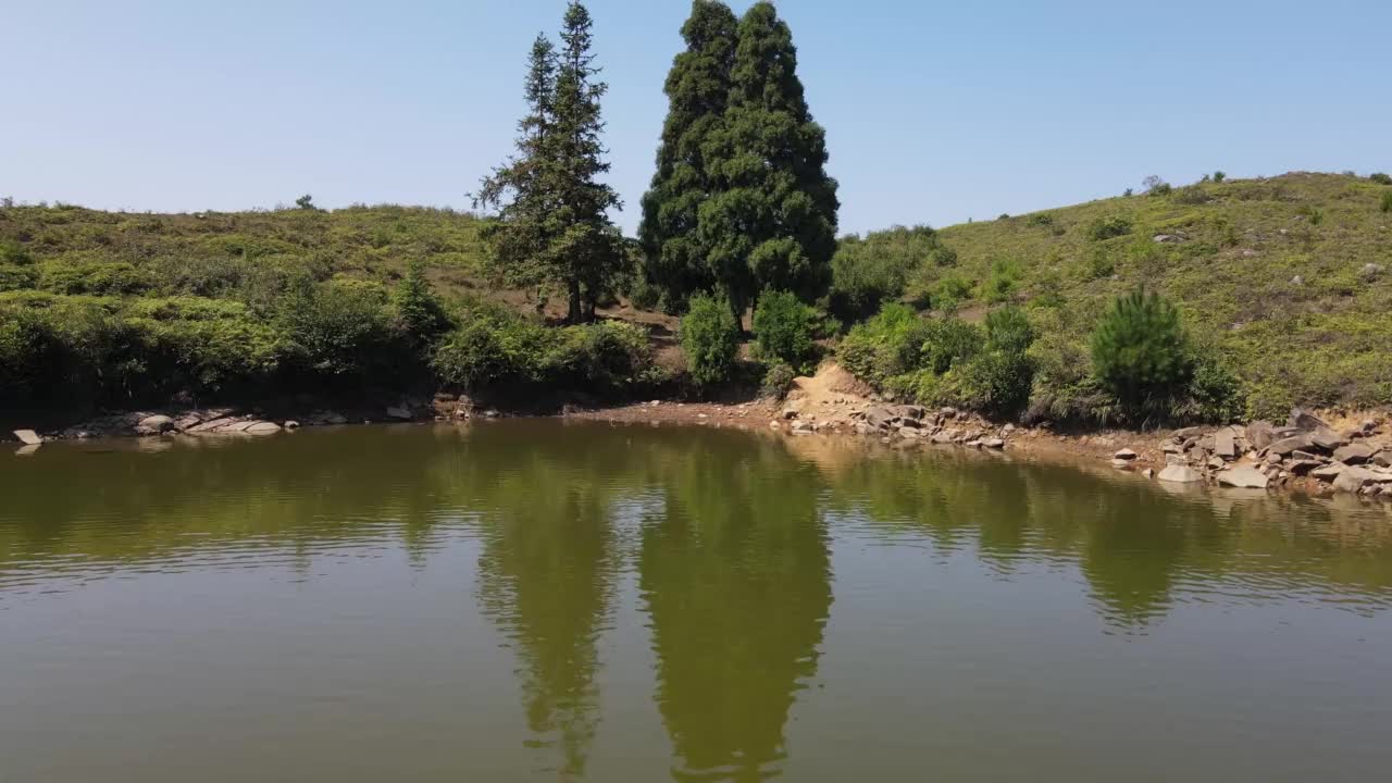 秋季高寒草甸湖面鸟瞰图视频素材