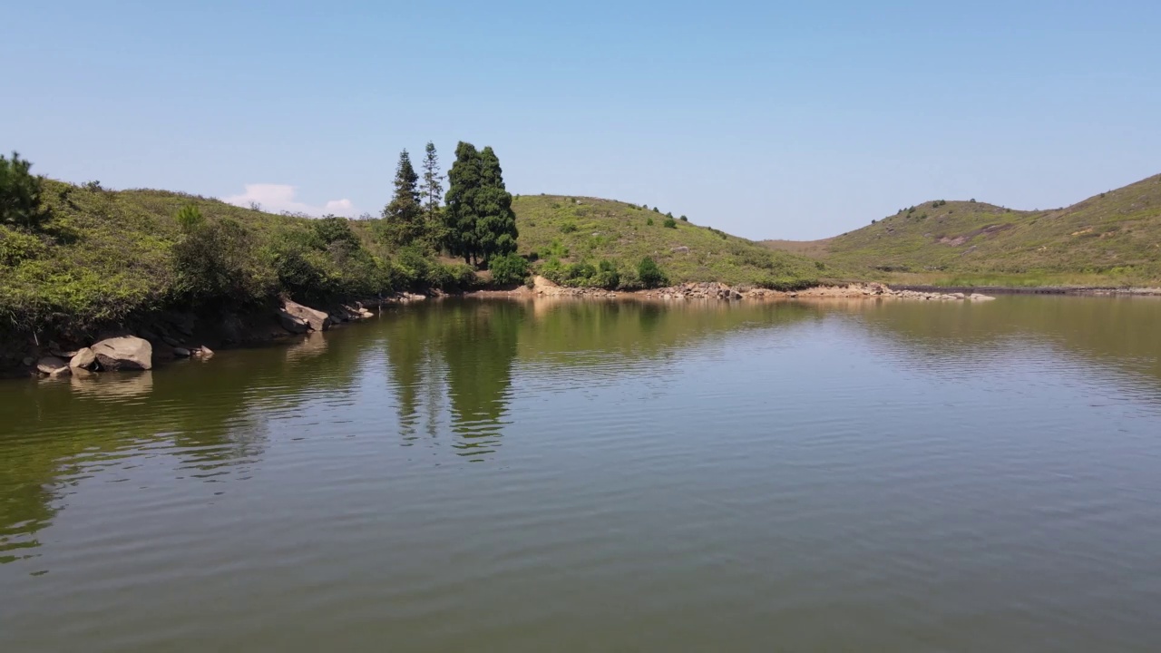 秋季高寒草甸湖面鸟瞰图视频素材