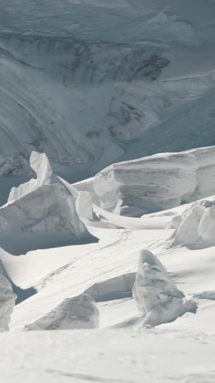 在高地上俯瞰雪山的壮丽景色视频素材