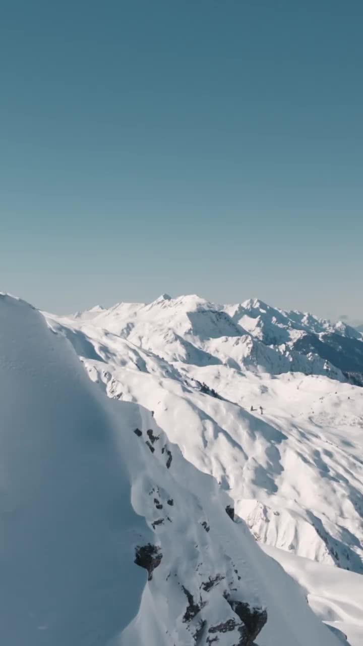 垂直令人窒息的鸟瞰图，雪山在高地视频素材