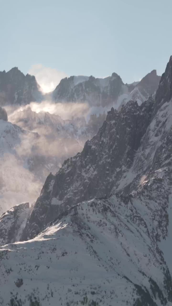 在高地上俯瞰雪山的壮丽景色视频素材