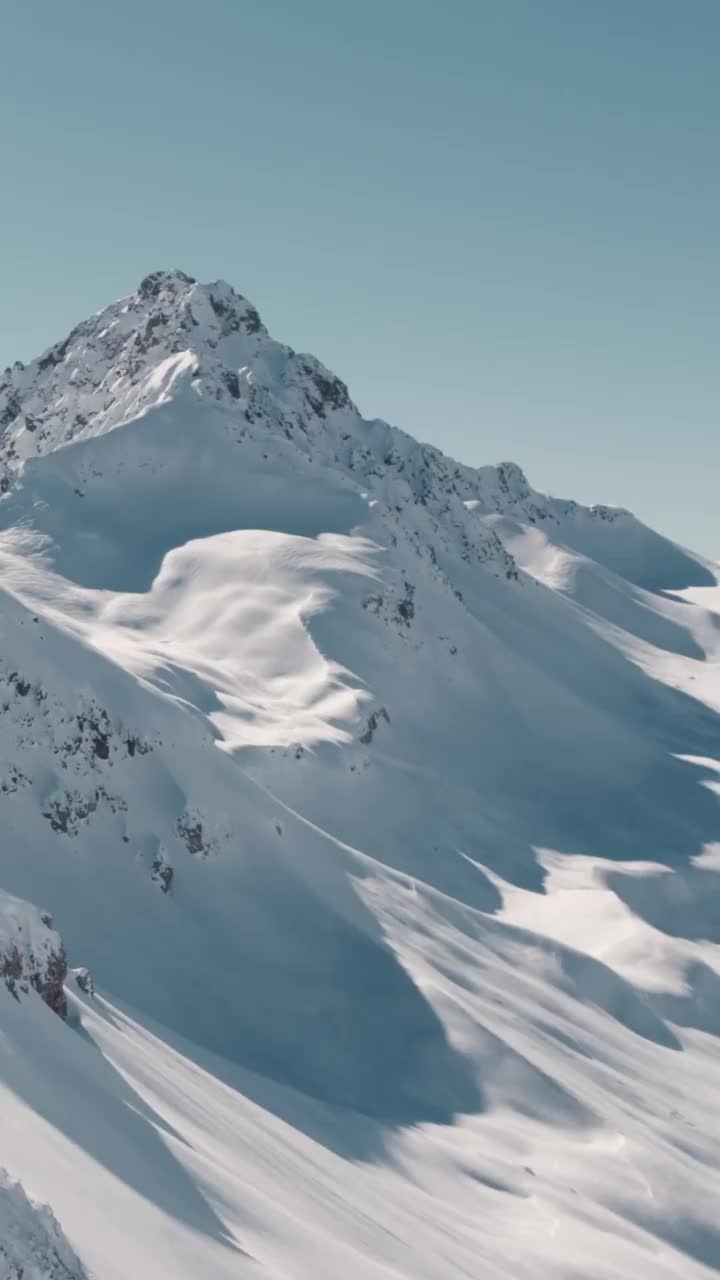 垂直令人窒息的鸟瞰图，雪山在高地视频素材