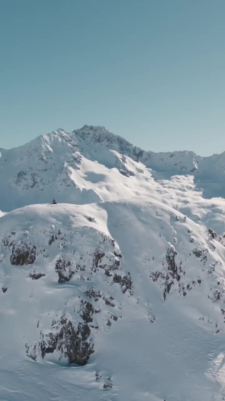 垂直令人窒息的鸟瞰图，雪山在高地视频素材