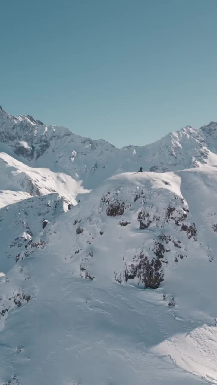 垂直令人窒息的鸟瞰图，雪山在高地视频素材