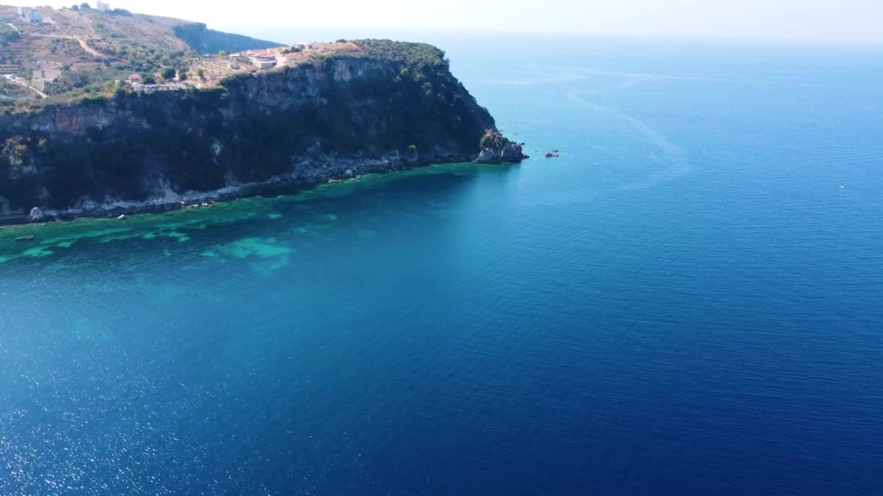 空中拍摄的海景和山上的建筑视频素材