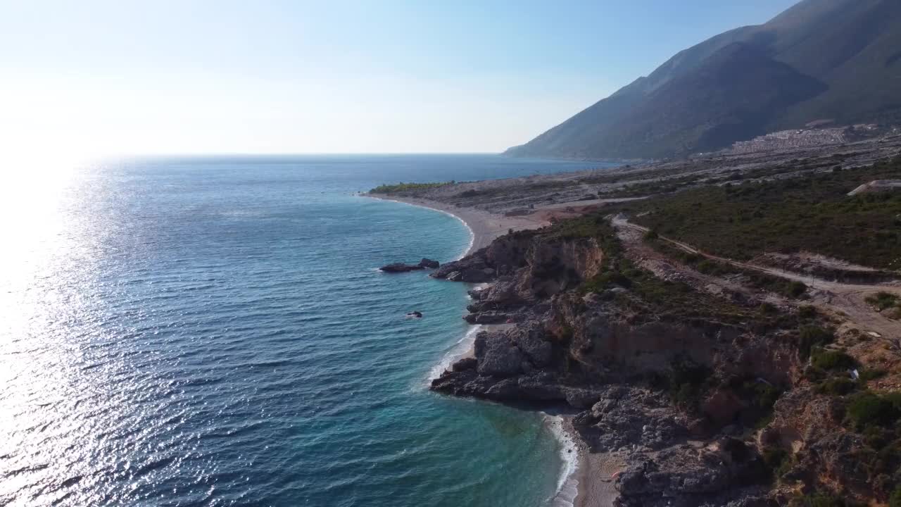 阳光反射在水面上的美丽海景的航拍视频素材