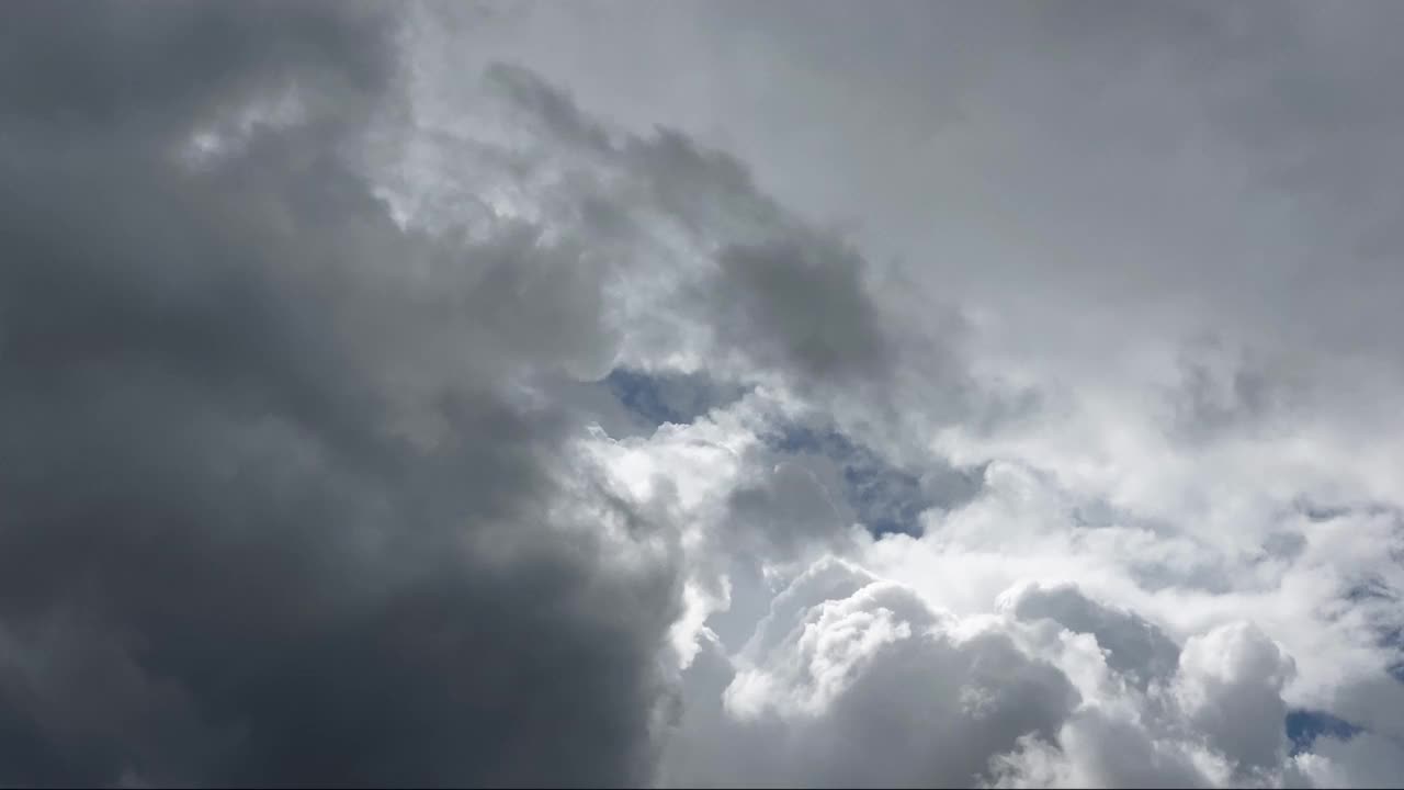 层积云在天空中飘动，带着雨点和阳光。日本的时间流逝云景视频素材