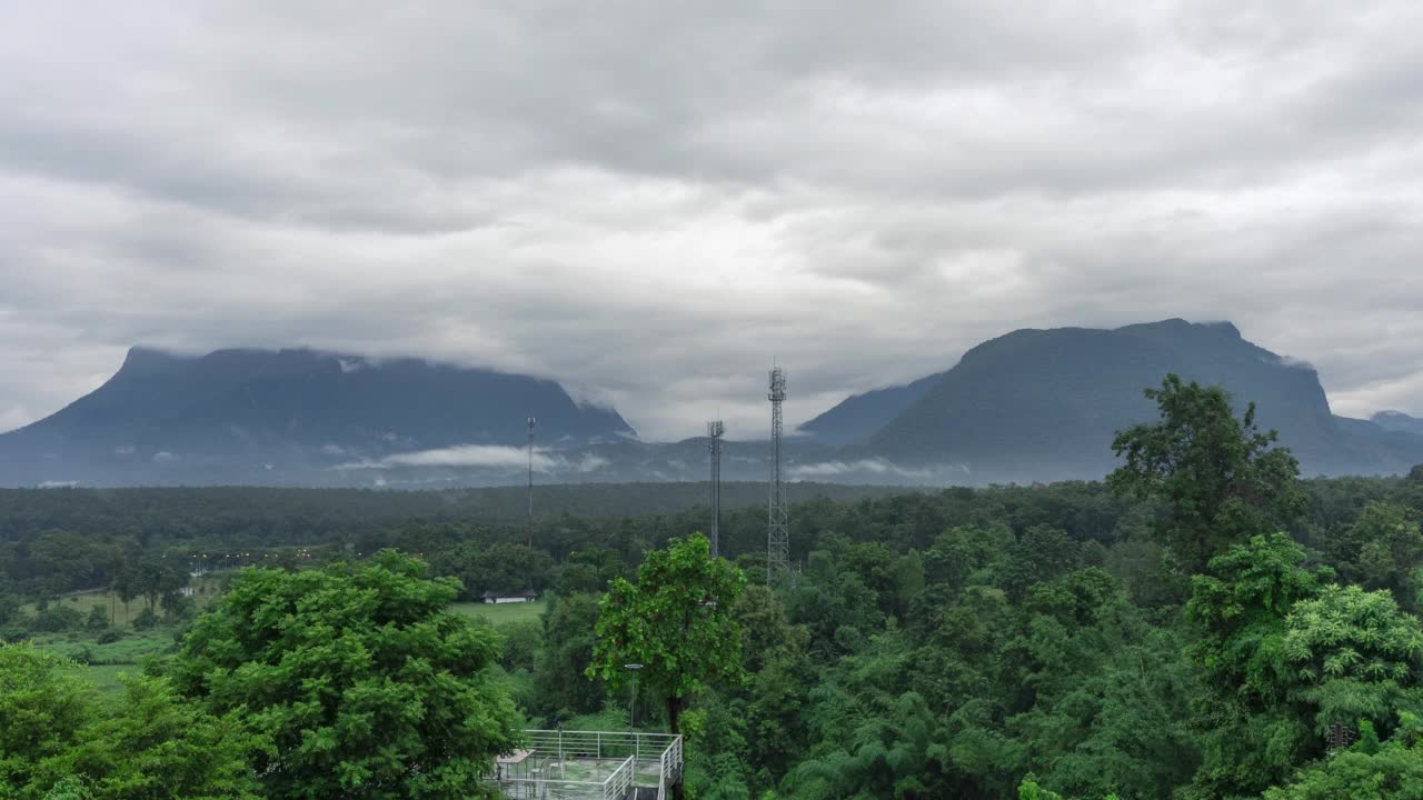 泰国北部热带森林山区阴天早晨雾的时间推移。视频素材