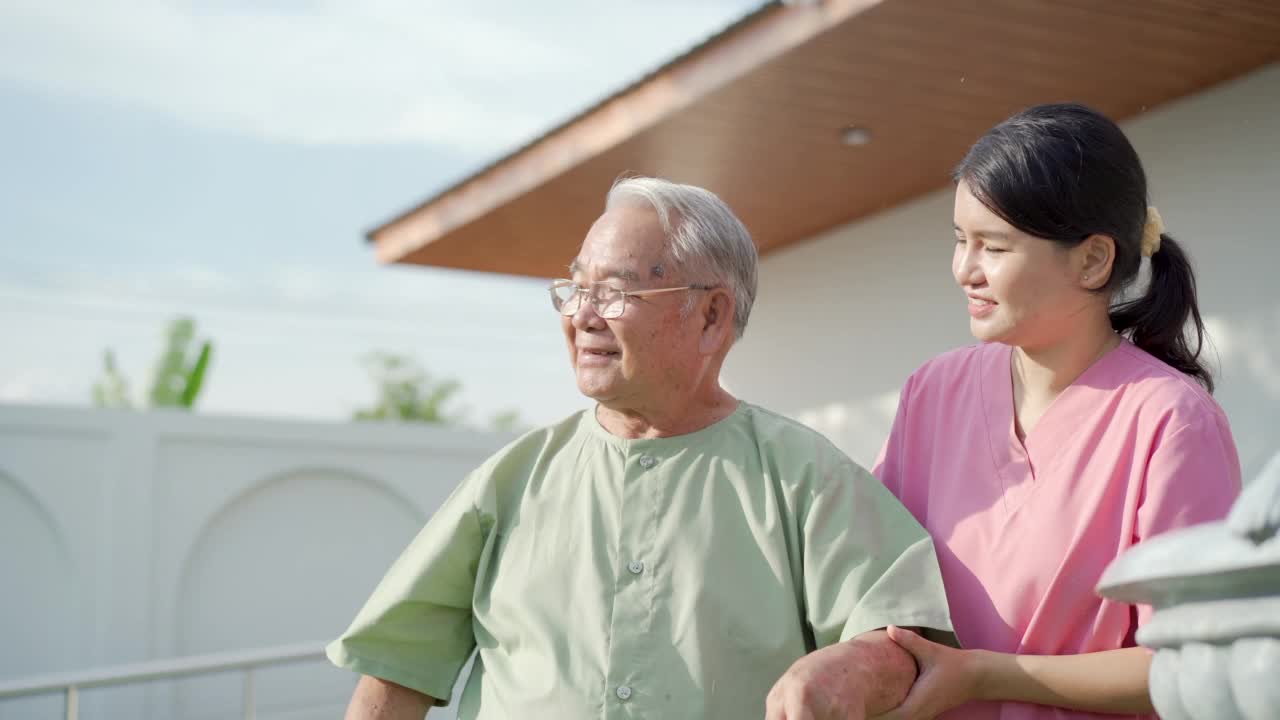 护士或照顾者带老人锻炼。视频素材