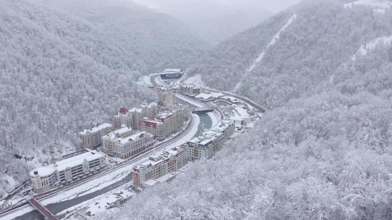 滑雪场基础设施山河、酒店、冬季桥梁视频素材