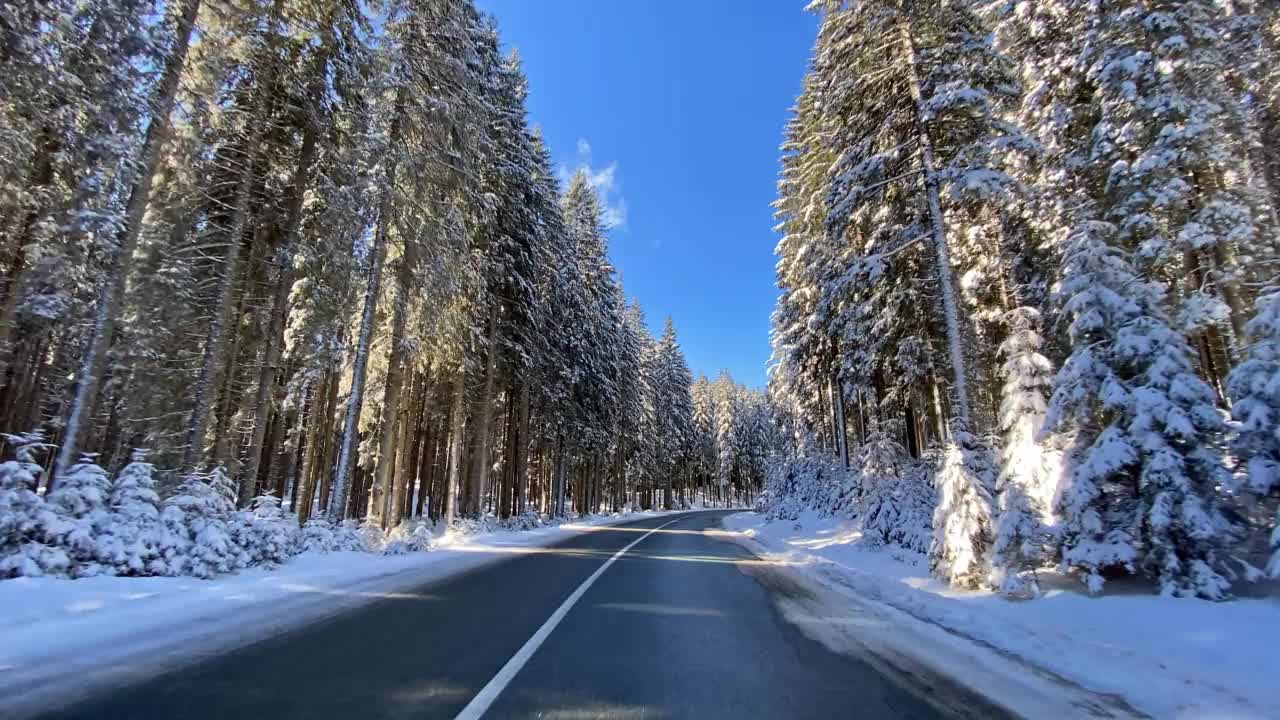 车辆行驶在雄伟的冬季景观视频素材