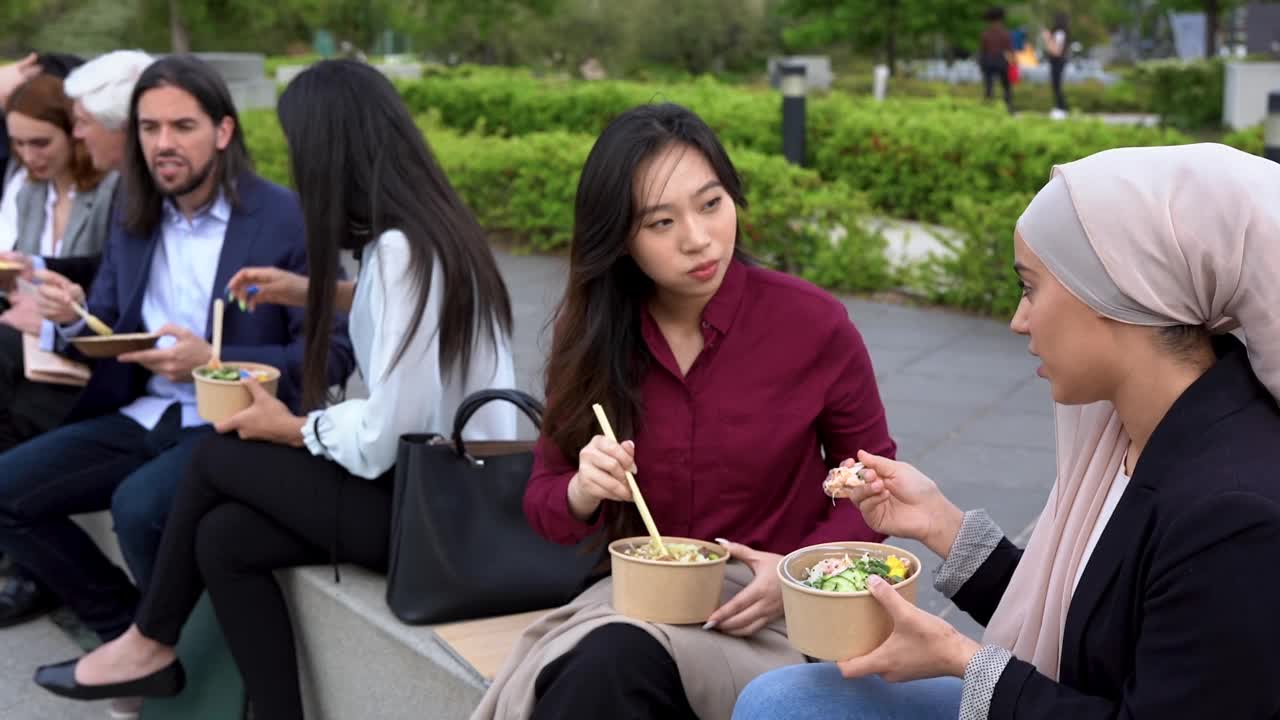 多种族的商务人士在办公室外的午餐时间吃新鲜的poke食物视频素材