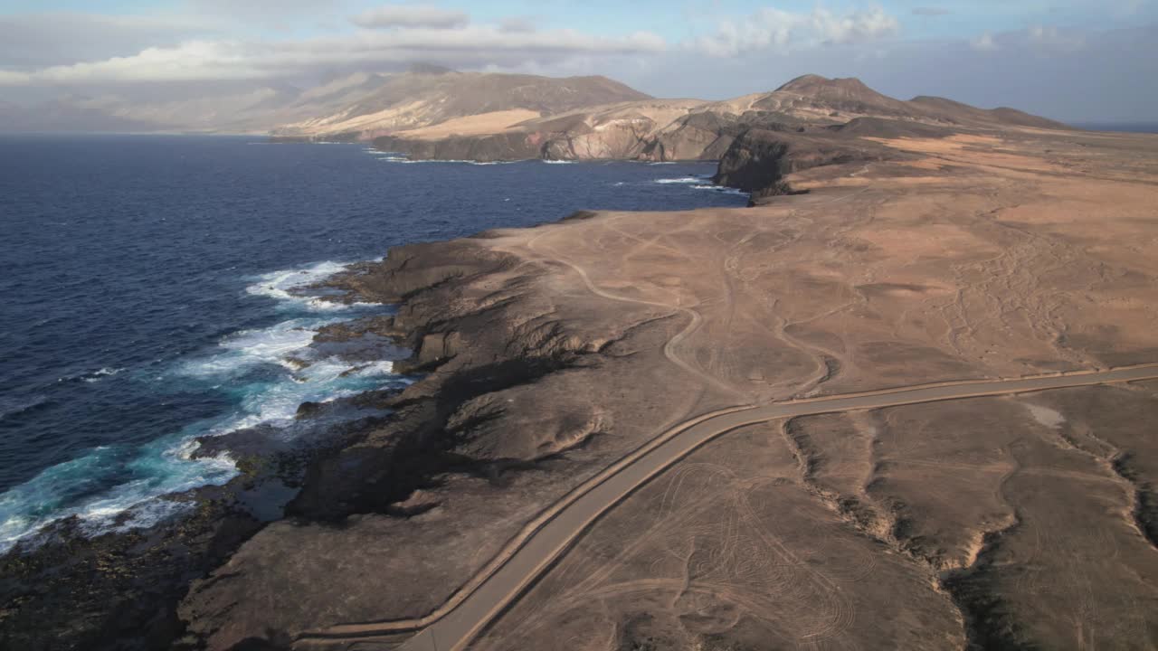 Caleta de la Madera(伍德湾)鸟瞰图，Jandia, Fuerteventura，加那利群岛，西班牙视频素材